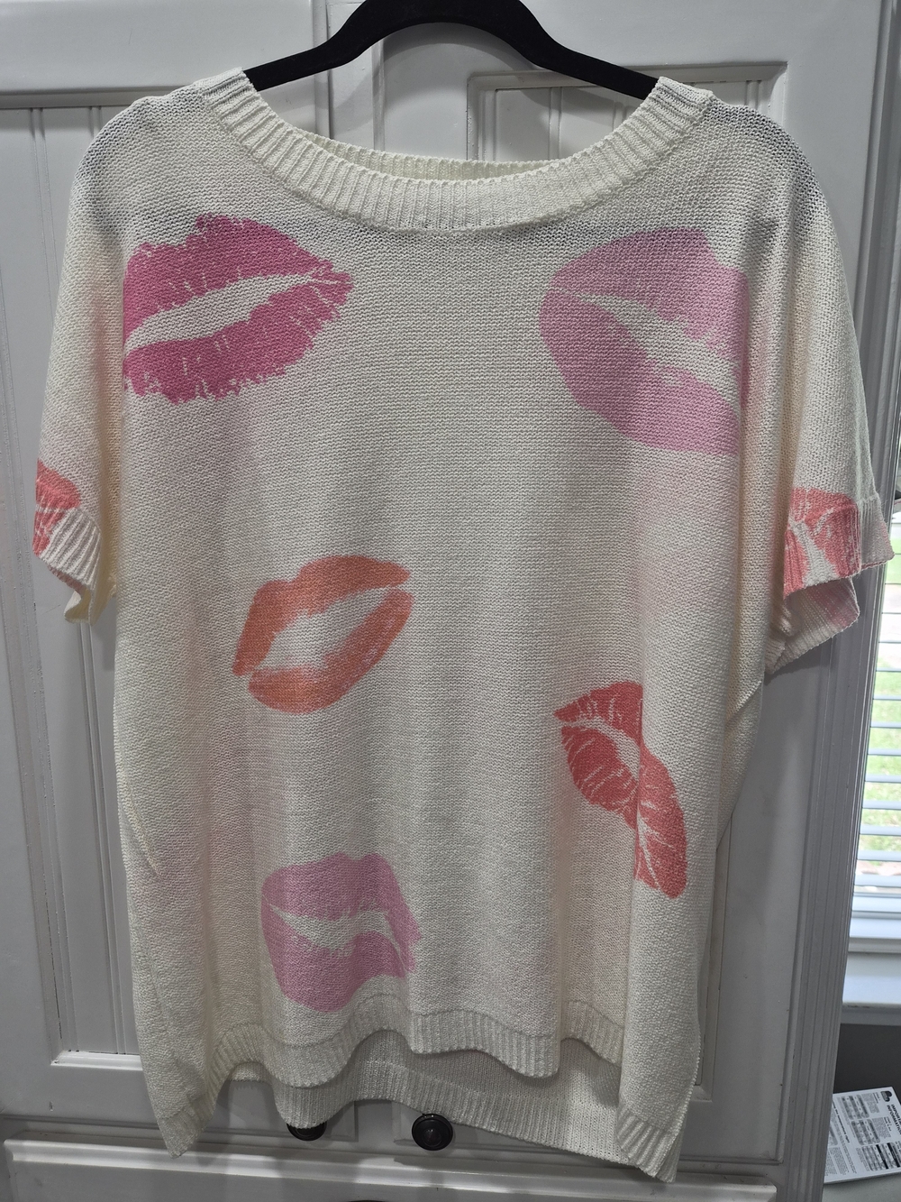 Entro Cream Short-Sleeve Crew Sweater with Pink & Coral Lip Motif